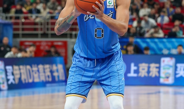 开云体育平台-媒体人：麦基缺乏稳定的一对一单打能力 面对王哲林都以吃瘪告终