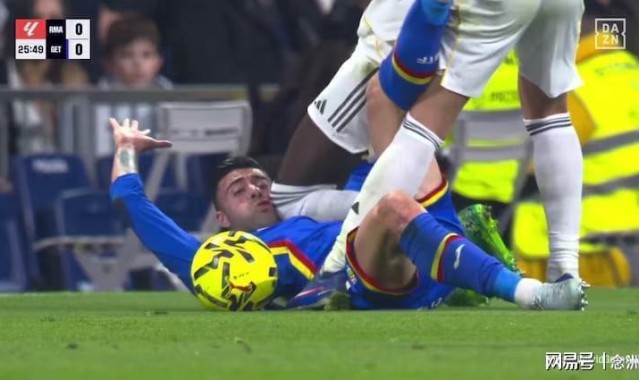 开云体育平台-皇马耻辱一战！恶汉膝盖顶对手头部逃红牌 8万人高喊：老佛爷下课